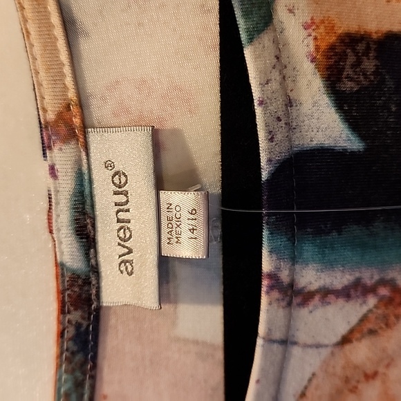 NWT Avenue Multicolor Top. Size 14/16 - Picture 2 of 7